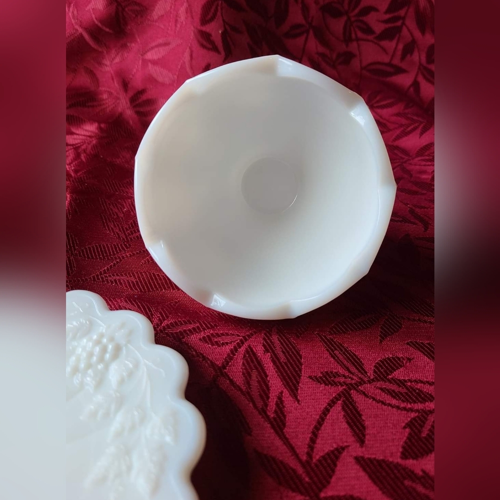 1960's Westmoreland Panneled Grape Milk Glass Mayonnaise/Cocktail Serving Set - Picture 4 of 6
